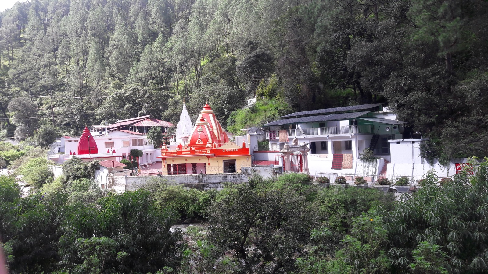 Where to Stay Near Kainchi Dham: Walking Distance Homestays vs Bhowali Hotels